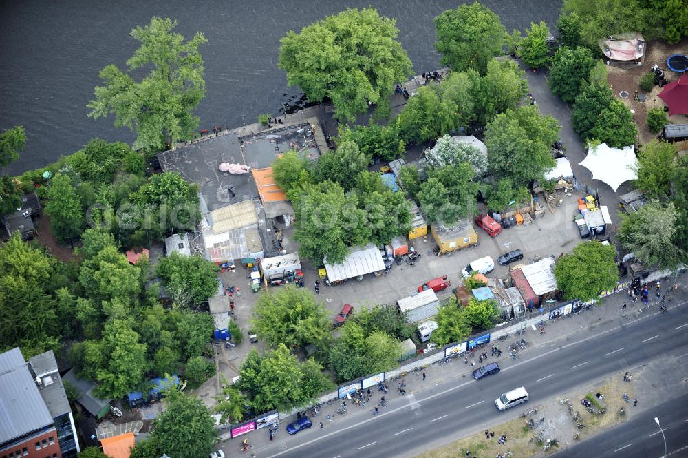 Berlin from the bird's eye view: Blick auf das Gelände der Strandbar BAR25 an der Holzmarktstraße am Spreeufer in Berlin-Mitte, einem beliebten Szene-Treffpunkt für Insider und Touristen. View of the site of the Bar25 on the river Spree in Berlin-Mitte, a popular meeting point for scene insiders and tourists.