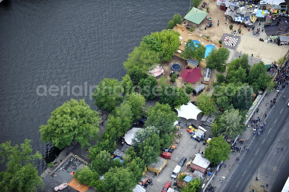 Aerial photograph Berlin - Blick auf das Gelände der Strandbar BAR25 an der Holzmarktstraße am Spreeufer in Berlin-Mitte, einem beliebten Szene-Treffpunkt für Insider und Touristen. View of the site of the Bar25 on the river Spree in Berlin-Mitte, a popular meeting point for scene insiders and tourists.