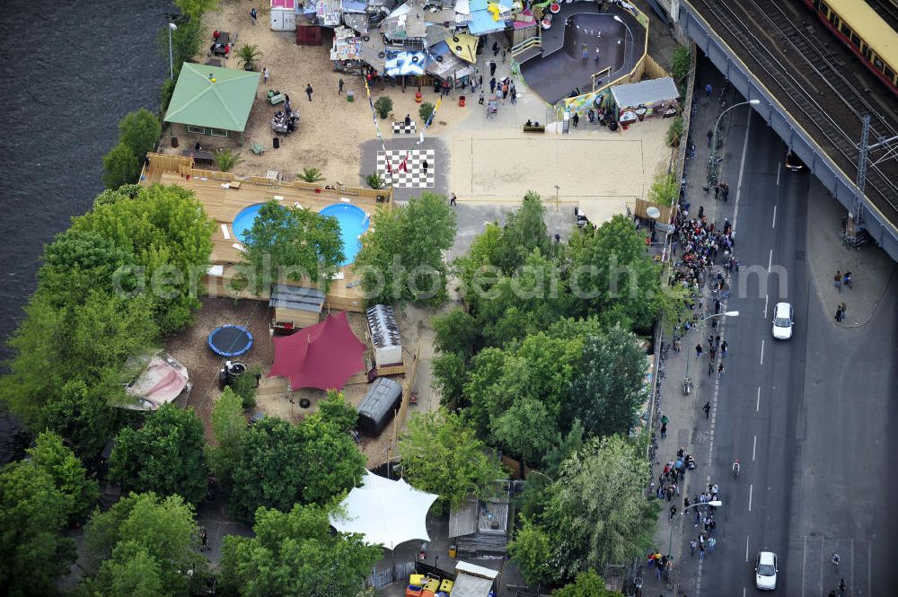 Berlin from above - Blick auf das Gelände der Strandbar BAR25 an der Holzmarktstraße am Spreeufer in Berlin-Mitte, einem beliebten Szene-Treffpunkt für Insider und Touristen. View of the site of the Bar25 on the river Spree in Berlin-Mitte, a popular meeting point for scene insiders and tourists.