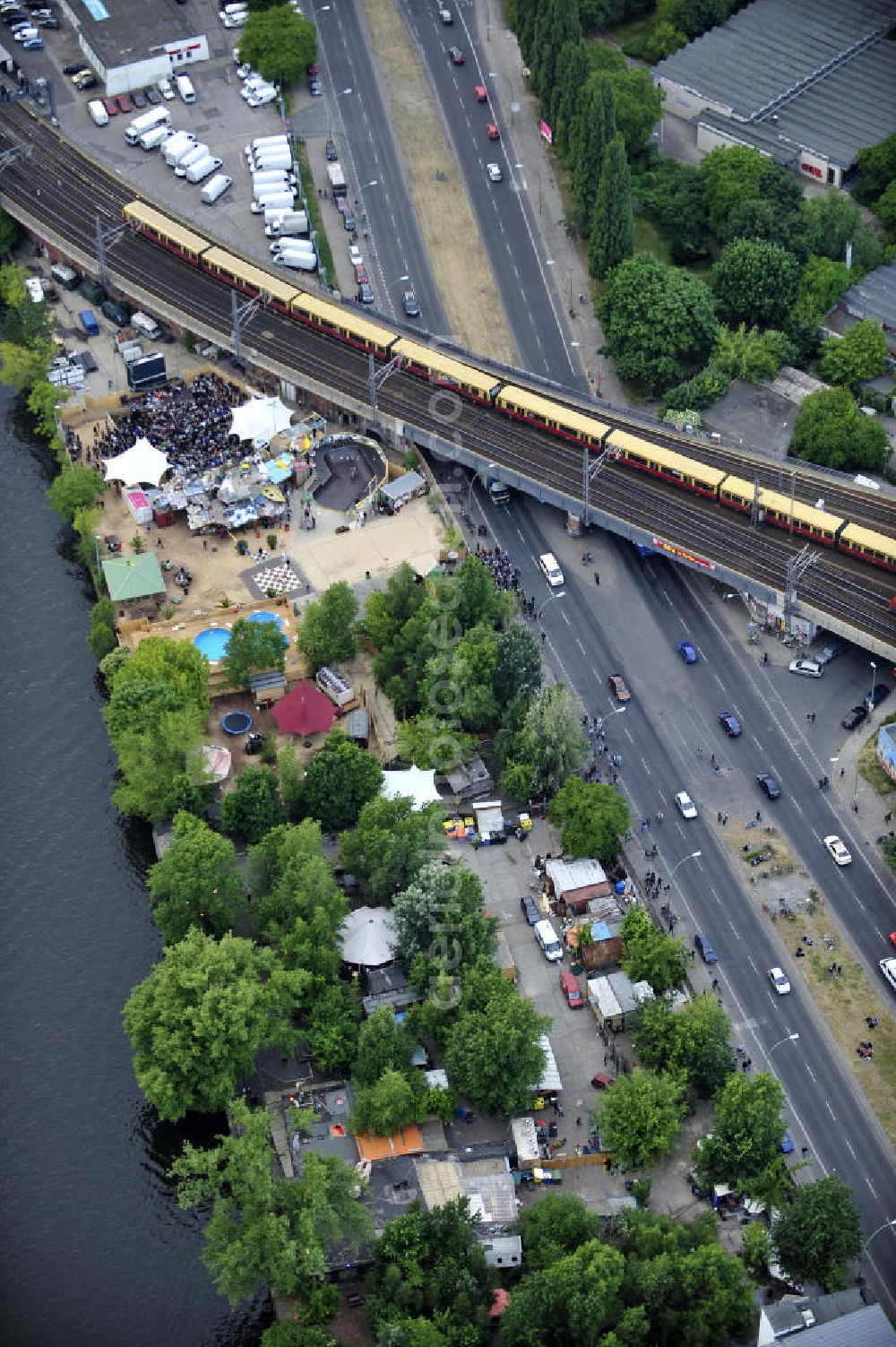 Aerial image Berlin - Blick auf das Gelände der Strandbar BAR25 an der Holzmarktstraße am Spreeufer in Berlin-Mitte, einem beliebten Szene-Treffpunkt für Insider und Touristen. View of the site of the Bar25 on the river Spree in Berlin-Mitte, a popular meeting point for scene insiders and tourists.