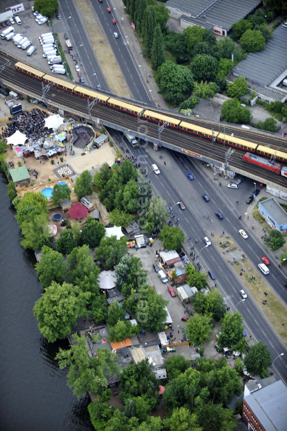 Aerial photograph Berlin - Blick auf das Gelände der Strandbar BAR25 an der Holzmarktstraße am Spreeufer in Berlin-Mitte, einem beliebten Szene-Treffpunkt für Insider und Touristen. View of the site of the Bar25 on the river Spree in Berlin-Mitte, a popular meeting point for scene insiders and tourists.