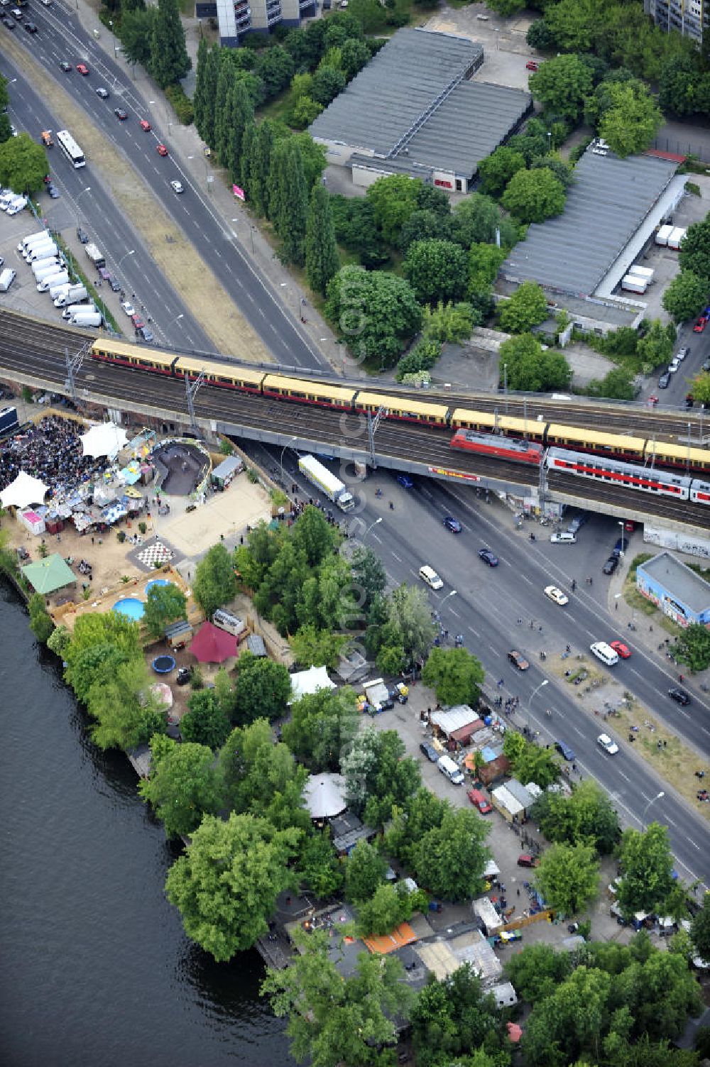 Berlin from above - Blick auf das Gelände der Strandbar BAR25 an der Holzmarktstraße am Spreeufer in Berlin-Mitte, einem beliebten Szene-Treffpunkt für Insider und Touristen. View of the site of the Bar25 on the river Spree in Berlin-Mitte, a popular meeting point for scene insiders and tourists.