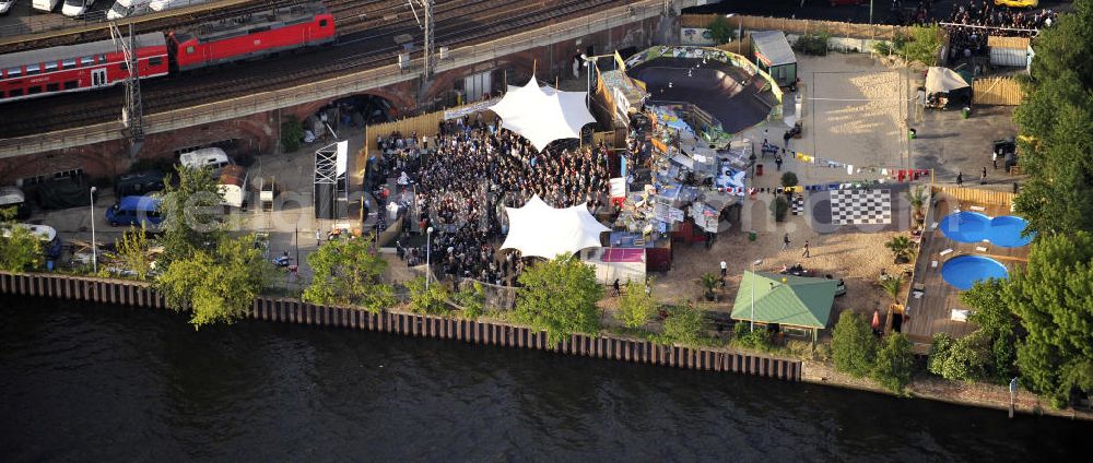 Berlin from the bird's eye view: Blick auf das Gelände der Strandbar BAR25 an der Holzmarktstraße am Spreeufer in Berlin-Mitte, einem beliebten Szene-Treffpunkt für Insider und Touristen. View of the site of the Bar25 on the river Spree in Berlin-Mitte, a popular meeting point for scene insiders and tourists.