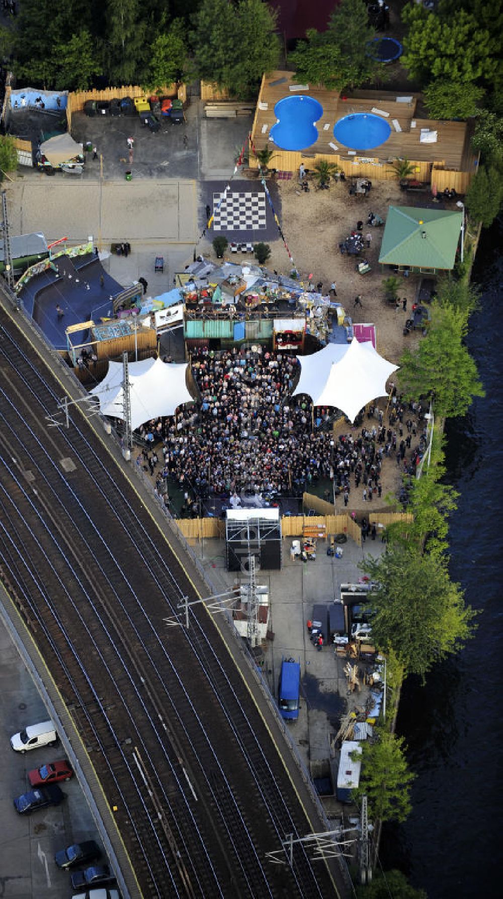 Aerial image Berlin - Blick auf das Gelände der Strandbar BAR25 an der Holzmarktstraße am Spreeufer in Berlin-Mitte, einem beliebten Szene-Treffpunkt für Insider und Touristen. View of the site of the Bar25 on the river Spree in Berlin-Mitte, a popular meeting point for scene insiders and tourists.