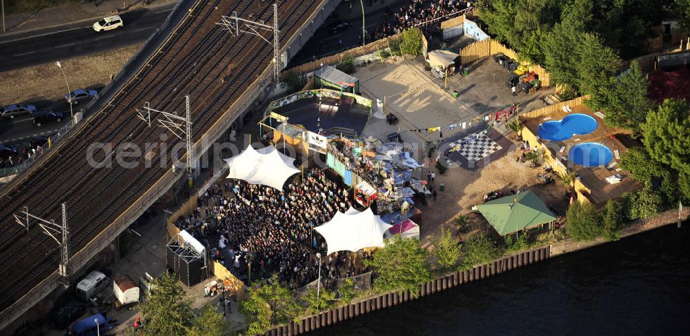 Aerial photograph Berlin - Blick auf das Gelände der Strandbar BAR25 an der Holzmarktstraße am Spreeufer in Berlin-Mitte, einem beliebten Szene-Treffpunkt für Insider und Touristen. View of the site of the Bar25 on the river Spree in Berlin-Mitte, a popular meeting point for scene insiders and tourists.