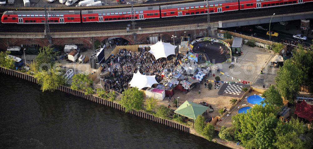 Berlin from above - Blick auf das Gelände der Strandbar BAR25 an der Holzmarktstraße am Spreeufer in Berlin-Mitte, einem beliebten Szene-Treffpunkt für Insider und Touristen. View of the site of the Bar25 on the river Spree in Berlin-Mitte, a popular meeting point for scene insiders and tourists.