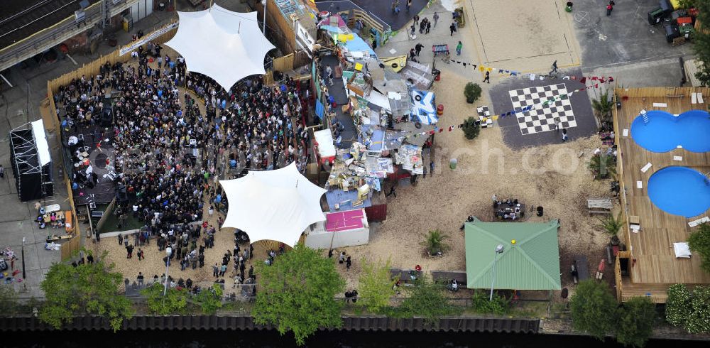 Berlin from the bird's eye view: Blick auf das Gelände der Strandbar BAR25 an der Holzmarktstraße am Spreeufer in Berlin-Mitte, einem beliebten Szene-Treffpunkt für Insider und Touristen. View of the site of the Bar25 on the river Spree in Berlin-Mitte, a popular meeting point for scene insiders and tourists.