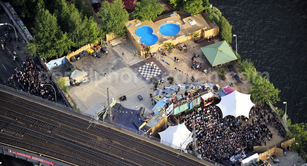 Aerial image Berlin - Blick auf das Gelände der Strandbar BAR25 an der Holzmarktstraße am Spreeufer in Berlin-Mitte, einem beliebten Szene-Treffpunkt für Insider und Touristen. View of the site of the Bar25 on the river Spree in Berlin-Mitte, a popular meeting point for scene insiders and tourists.