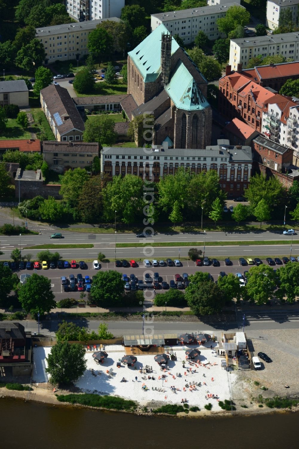 Magdeburg from the bird's eye view: Site of the beach on the banks of the Elbe in Magdeburg Magdeburg in Saxony-Anhalt