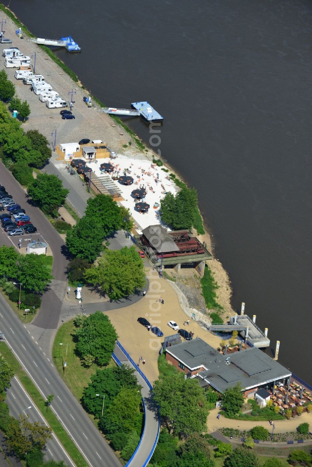 Aerial photograph Magdeburg - Site of the beach on the banks of the Elbe in Magdeburg Magdeburg in Saxony-Anhalt