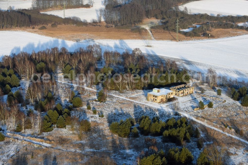 Aerial image Beetzsee - Areal of military training ground mit der Ruine eines verfallenden Uebungs- Gebaeudes in Beetzsee in the state Brandenburg