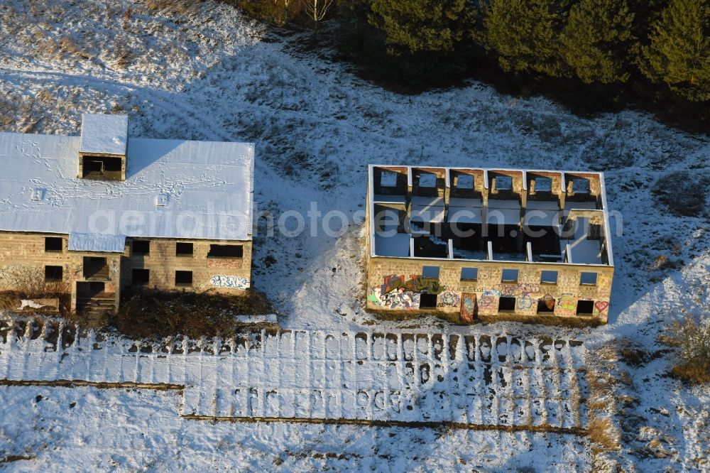 Beetzsee from the bird's eye view: Areal of military training ground mit der Ruine eines verfallenden Uebungs- Gebaeudes in Beetzsee in the state Brandenburg