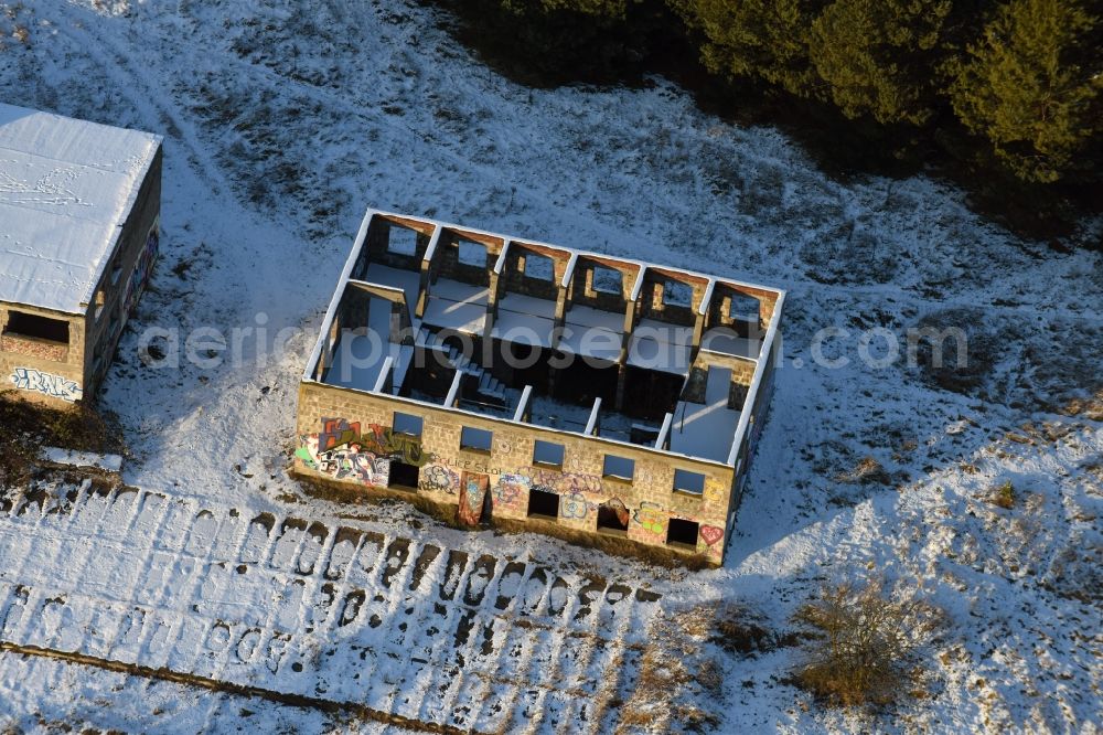 Aerial image Beetzsee - Areal of military training ground mit der Ruine eines verfallenden Uebungs- Gebaeudes in Beetzsee in the state Brandenburg