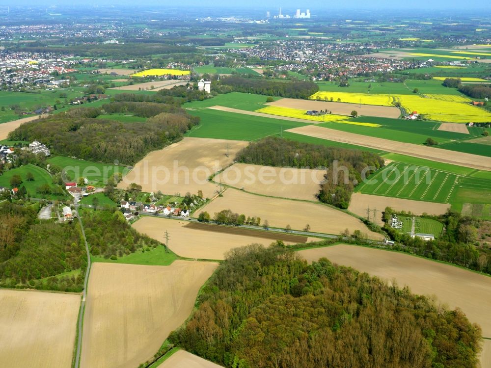 Aerial image Hamm - Site of the substation for voltage conversion and electrical power supply and agricultural fields on Martinstrasse in the South of the Lohauserholz neighborhood in Hamm in the state of North Rhine-Westphalia. The site is a fracking test site