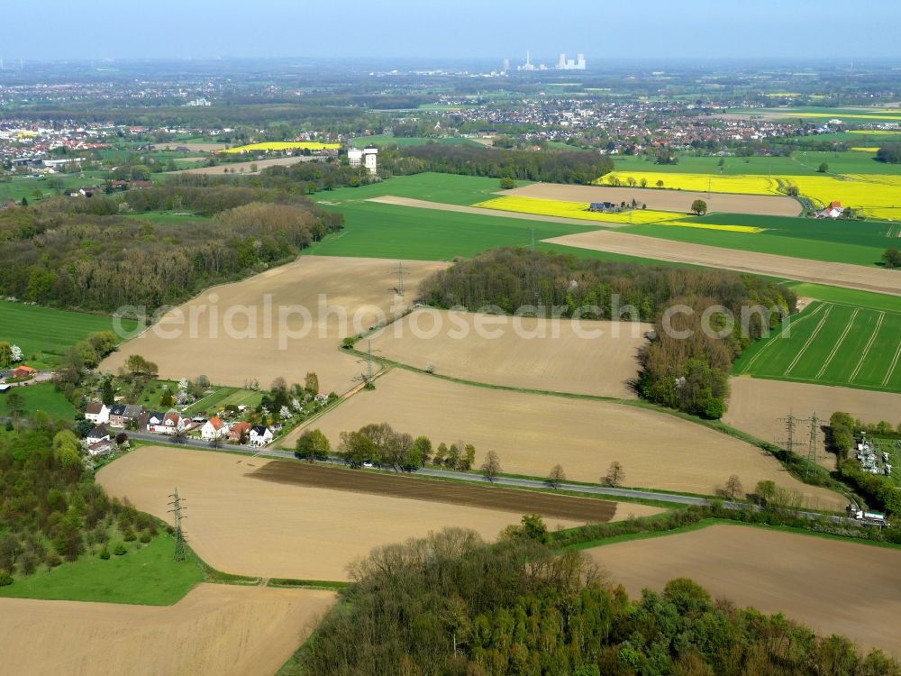 Hamm from above - Site of the substation for voltage conversion and electrical power supply and agricultural fields on Martinstrasse in the South of the Lohauserholz neighborhood in Hamm in the state of North Rhine-Westphalia. The site is a fracking test site