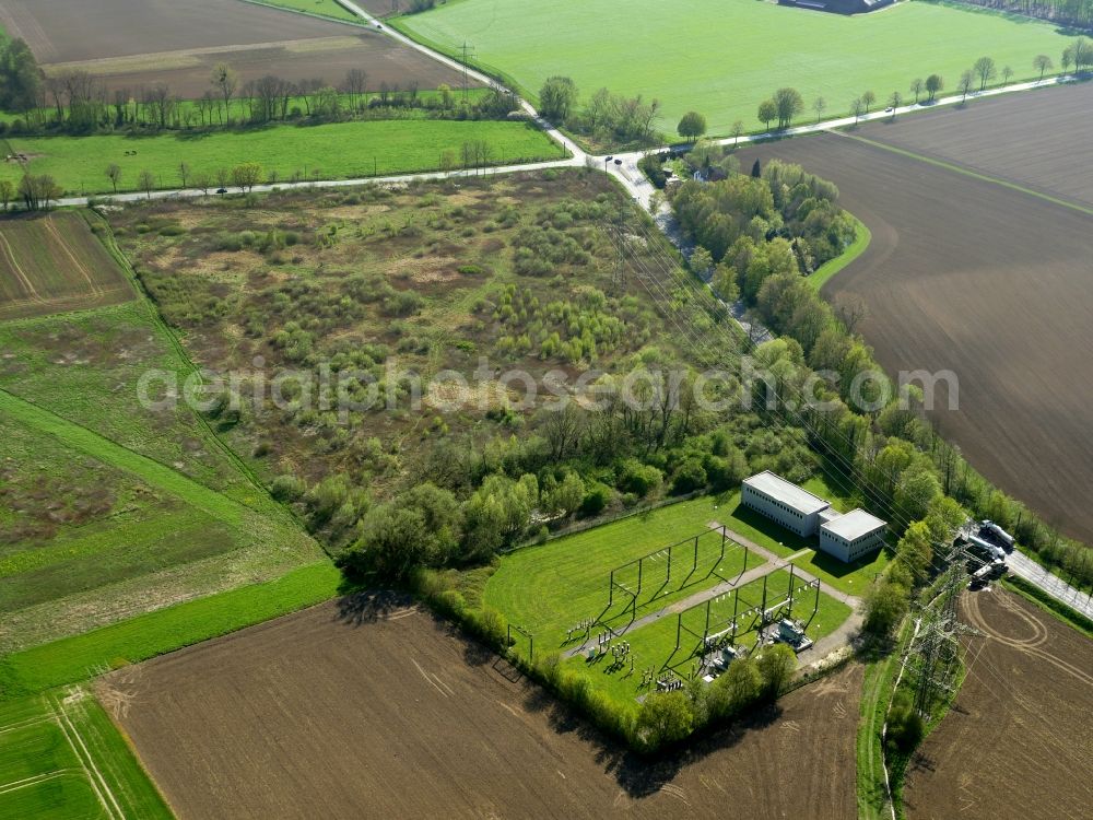 Hamm from above - Site of the substation for voltage conversion and electrical power supply and agricultural fields on Martinstrasse in the South of the Lohauserholz neighborhood in Hamm in the state of North Rhine-Westphalia. The site is a fracking test site