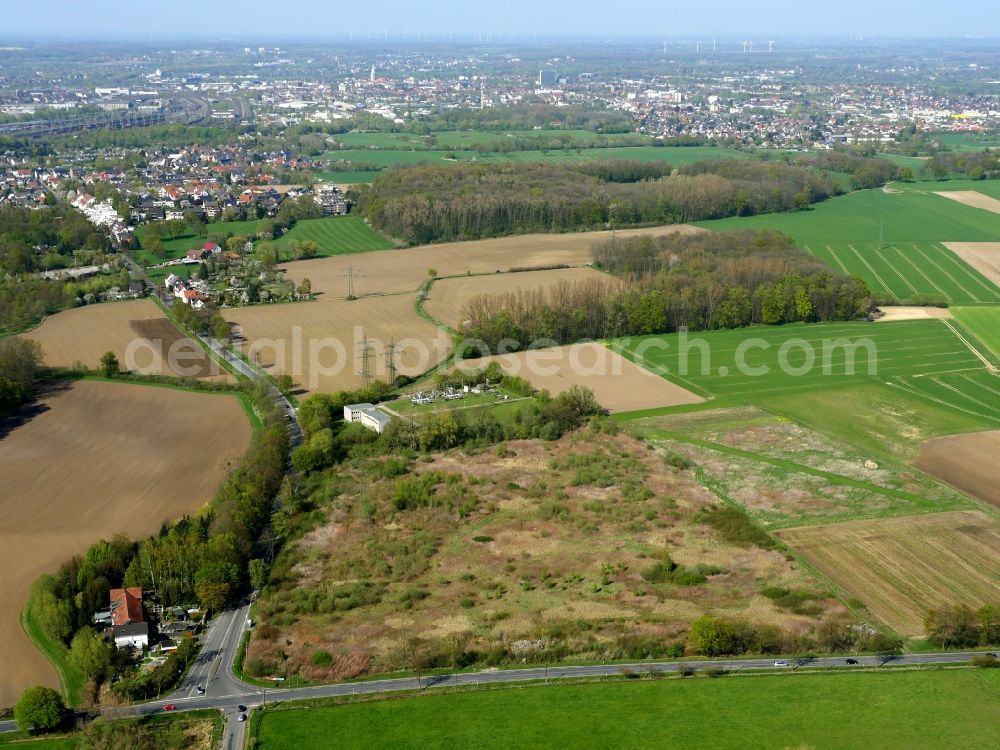 Aerial image Hamm - Site of the substation for voltage conversion and electrical power supply and agricultural fields on Martinstrasse in the South of the Lohauserholz neighborhood in Hamm in the state of North Rhine-Westphalia. The site is a fracking test site