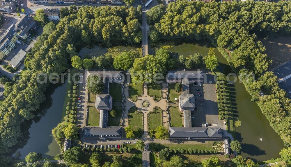 Aerial image Mönchengladbach Wickrath - Grounds of the moated castle Schloss Wickrathberg in the same area of Mönchengladbach in North Rhine-Westphalia