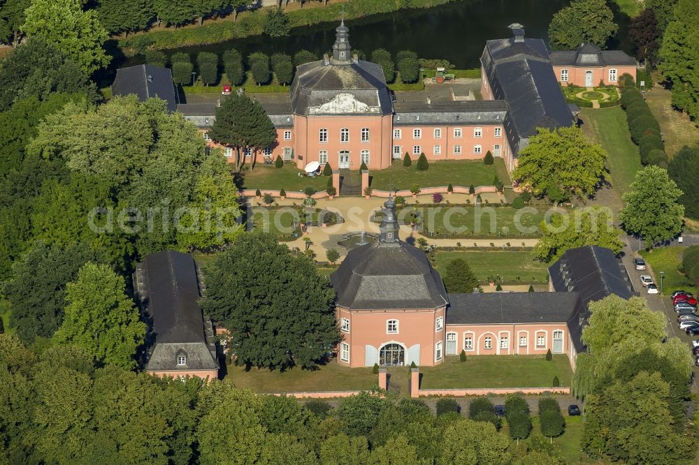 Mönchengladbach Wickrath from the bird's eye view: Grounds of the moated castle Schloss Wickrathberg in the same area of Mönchengladbach in North Rhine-Westphalia