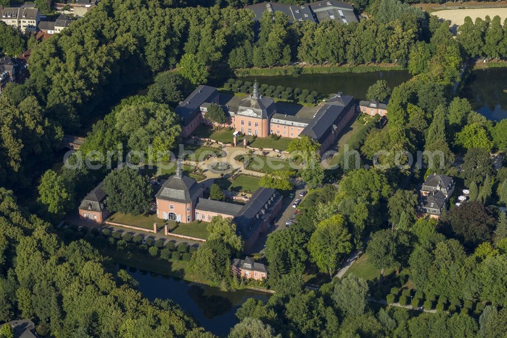 Aerial photograph Mönchengladbach Wickrath - Grounds of the moated castle Schloss Wickrathberg in the same area of Mönchengladbach in North Rhine-Westphalia