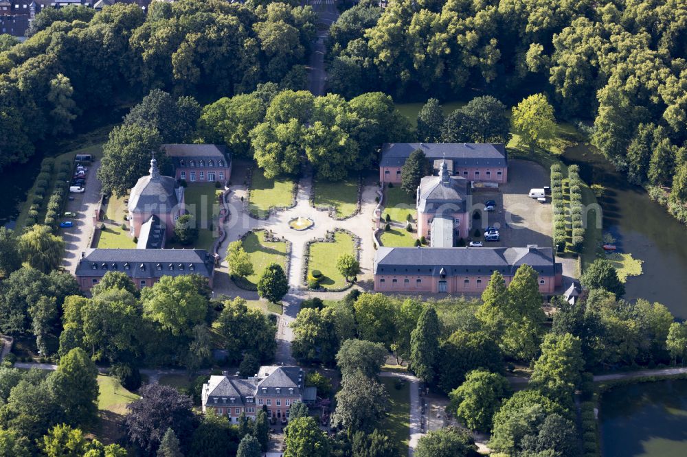 Aerial image Mönchengladbach Wickrath - Grounds of the moated castle Schloss Wickrathberg in the same area of Moenchengladbach in North Rhine-Westphalia