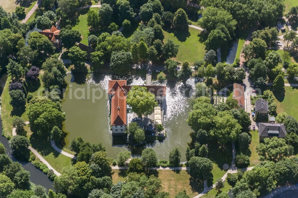 Herne from the bird's eye view: Grounds of the moated castle Struenkede with castle park in Herne in North Rhine-Westphalia