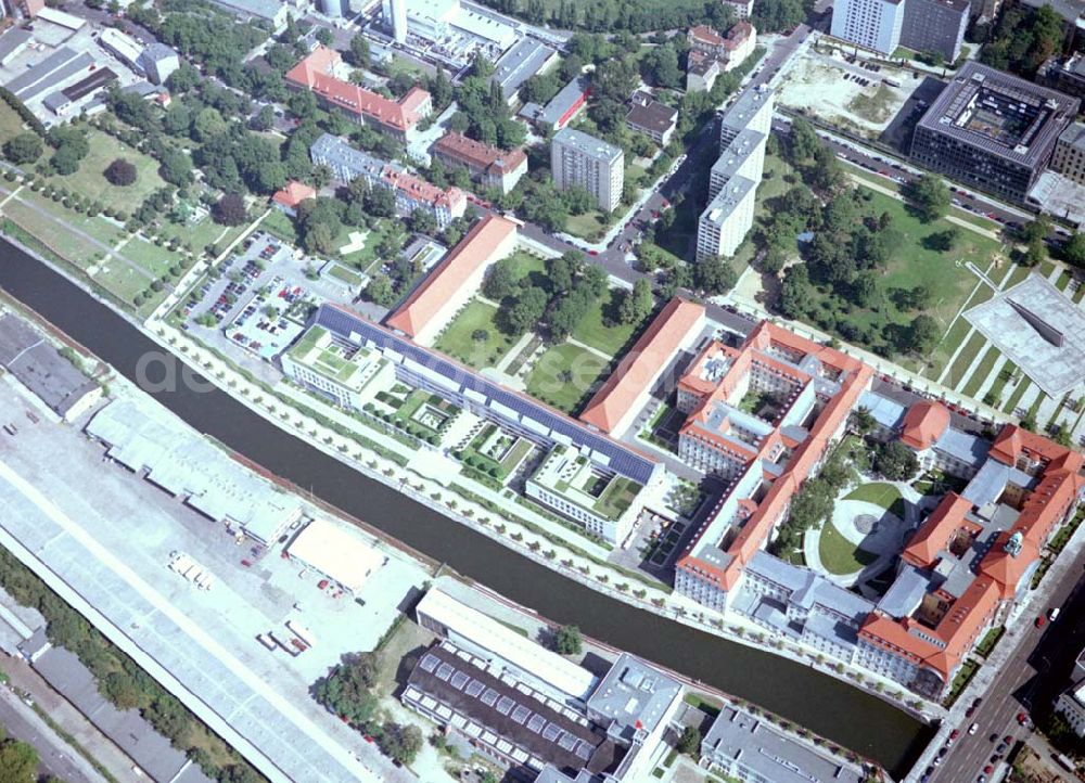 Aerial photograph Berlin - 20.08.2002 Gelände des Wirtschaftsministeriums (ehem. DDR-Regierungskrankenhaus) an der Invalidenstraße in Berlin - Mitte.