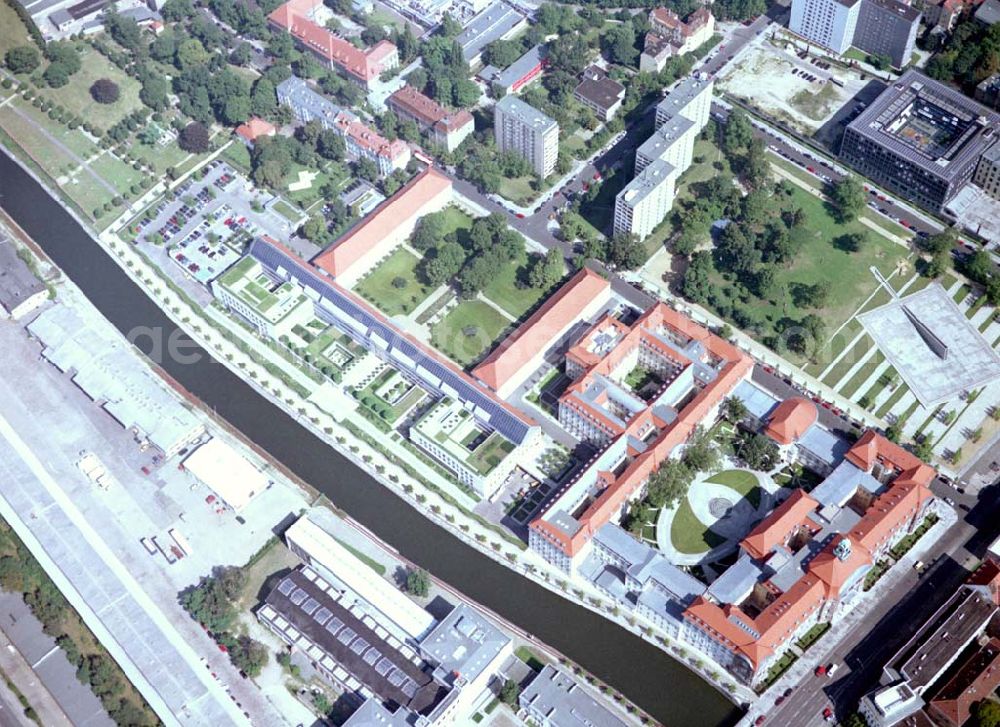 Berlin from above - 20.08.2002 Gelände des Wirtschaftsministeriums (ehem. DDR-Regierungskrankenhaus) an der Invalidenstraße in Berlin - Mitte.