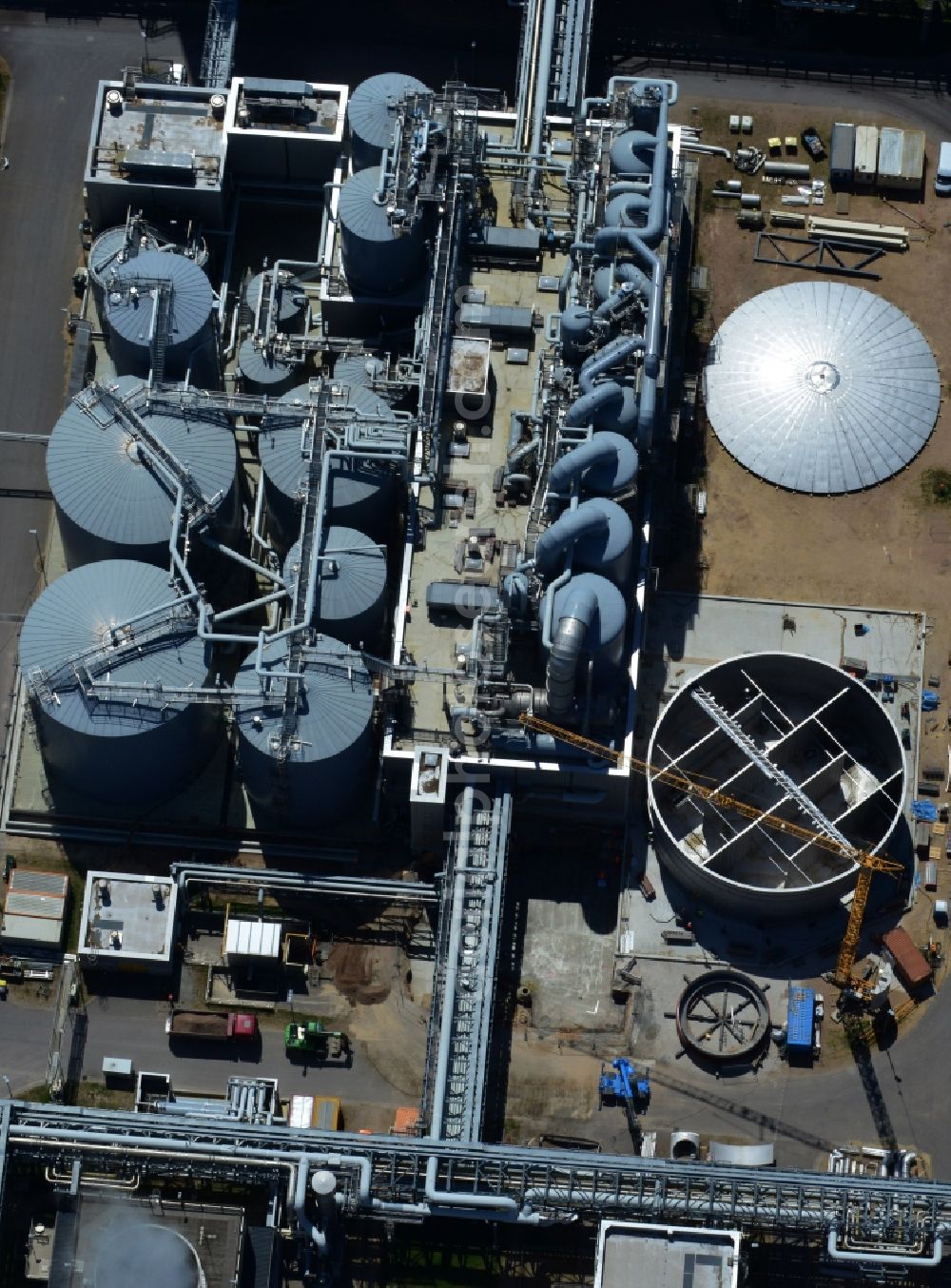 Arneburg from the bird's eye view: Compound of the cellulose factory Zellstoff Stendal in the industrial park of Altmark in Arneburg in the state Saxony-Anhalt. The company is the largest producer of NBSK (Northern Bleached Softwood Kraft) cellulose in Europe. The compound includes silos and other technical equipment