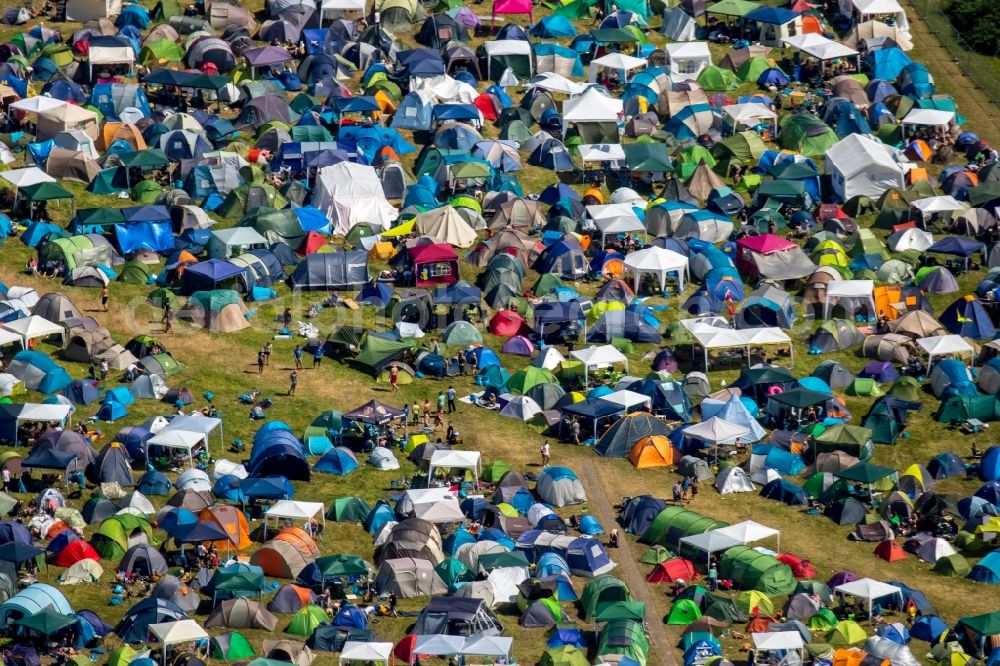 Aerial image Mülheim an der Ruhr - Participants in the Zeltplatz des Ruhr Reggae Summer- music festival on the event concert area in Muelheim on the Ruhr in the state North Rhine-Westphalia