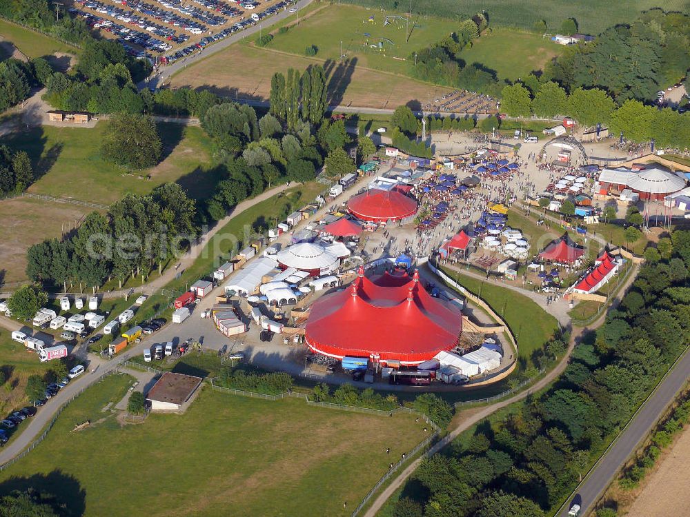 Freiburg from above - Blick auf das Gelände des ZMF Zelt-Musik-Festival Freiburg zur Eröffnung im 25. Jahr seines Bestehens. Das Zelt-Musik-Festival ist eines der ältesten Zeltfestivals in Europa. Sein einmalige Mischung aus Zeltstadt, Natur und Kultur und ein hochkarätiges und vielfältiges Programm haben das Festival zu einem Begriff in der internationalen Festivallandschaft werden lassen. View of the site of the tent ZMF Freiburg Music Festival opening in the 25th Years of its existence. The tent-Music-Festival is one of the oldest tent festivals in Europe. His unique blend of tent city, nature and culture and a high caliber and diverse program have turned the festival into a household name in the international festival landscape.