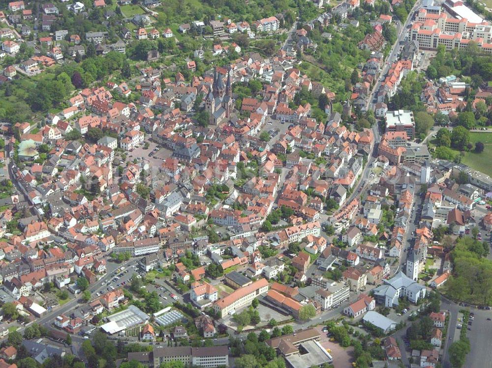 Aerial image Gelnhausen / Hessen - Blick auf 63571 Gelnhausen in Hessen.Gelnhausen hat 21.799 Einwohner und ein Gesamtfläche von 45,19 km². Gut zu sehen ist auch die Marienkirche, welche seit 1999 durch die Stiftung Marienkirche finanziert wird. Über mehrere Jahrhunderte hinweg ist die Marienkirche z ihrer heutigen Pracht aufgebaut worden.