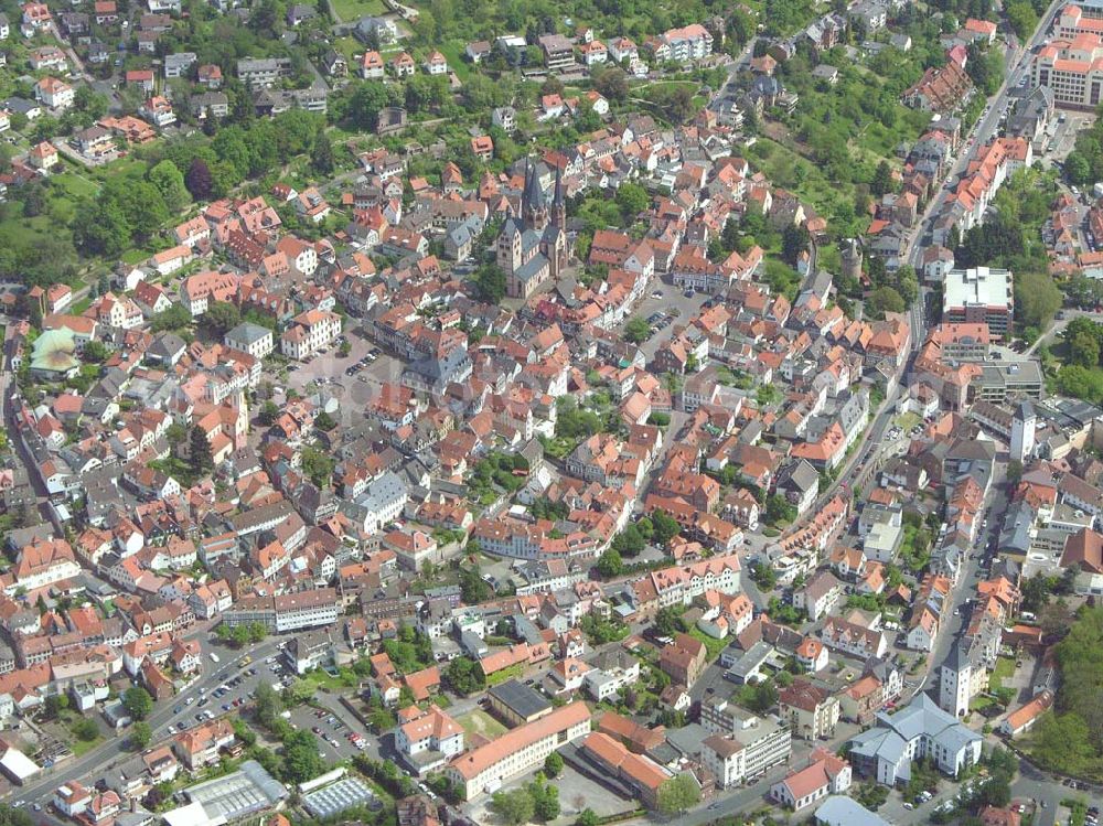 Aerial photograph Gelnhausen / Hessen - Blick auf 63571 Gelnhausen in Hessen.Gelnhausen hat 21.799 Einwohner und ein Gesamtfläche von 45,19 km². Gut zu sehen ist auch die Marienkirche, welche seit 1999 durch die Stiftung Marienkirche finanziert wird. Über mehrere Jahrhunderte hinweg ist die Marienkirche z ihrer heutigen Pracht aufgebaut worden.