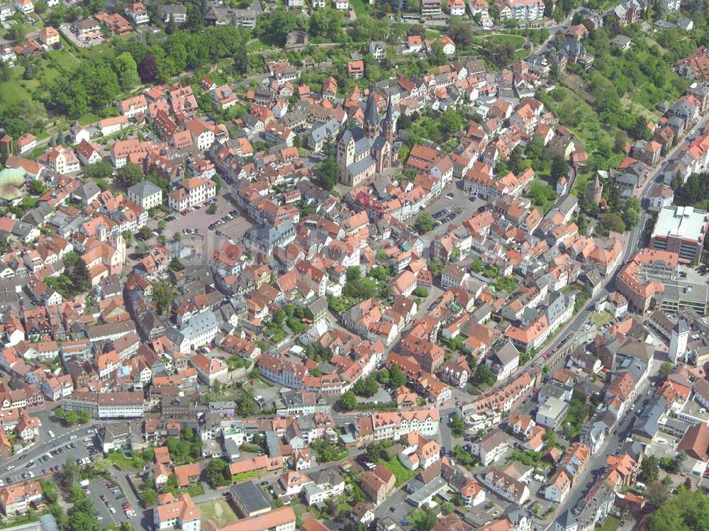 Gelnhausen / Hessen from above - Blick auf 63571 Gelnhausen in Hessen.Gelnhausen hat 21.799 Einwohner und ein Gesamtfläche von 45,19 km². Gut zu sehen ist auch die Marienkirche, welche seit 1999 durch die Stiftung Marienkirche finanziert wird. Über mehrere Jahrhunderte hinweg ist die Marienkirche z ihrer heutigen Pracht aufgebaut worden.