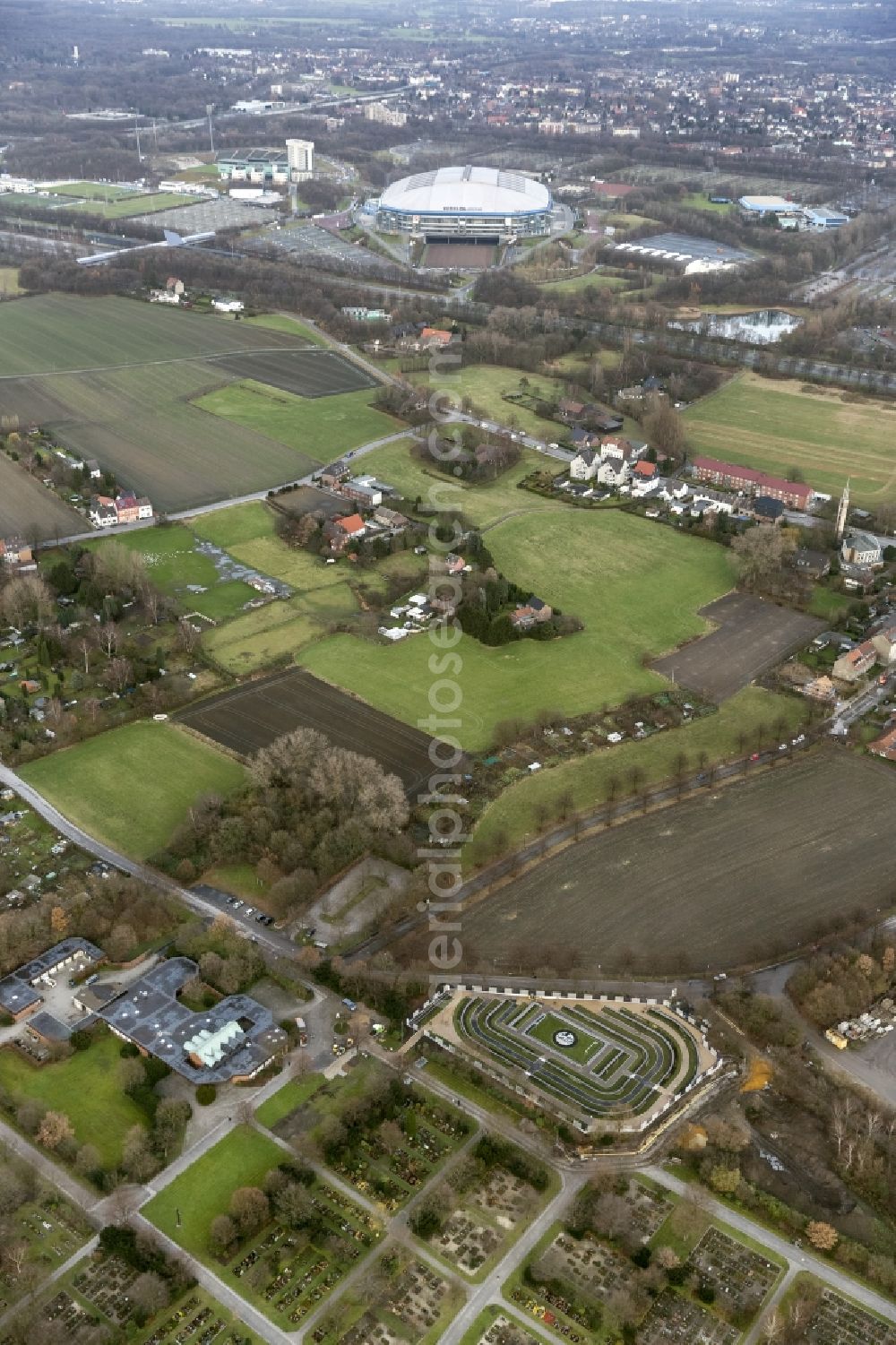 Gelsenkirchen from the bird's eye view: Ab dem 7.Dezember 2012 koennen die ersten Anhaenger des Fussballtraditionsclubs Schalke 04 auf dem in wei-blau gehaltenen Fanfeld auf dem Friedhoof Beckhausen-Sutum beigesetzt werden. Ein knapper Kilometer trennt die letzte Ruhestaette der Fans vom Stadion. , Gelsenkirchen, Ruhrgebiet, Nordrhein-Westfalen, Deutschland, Europa