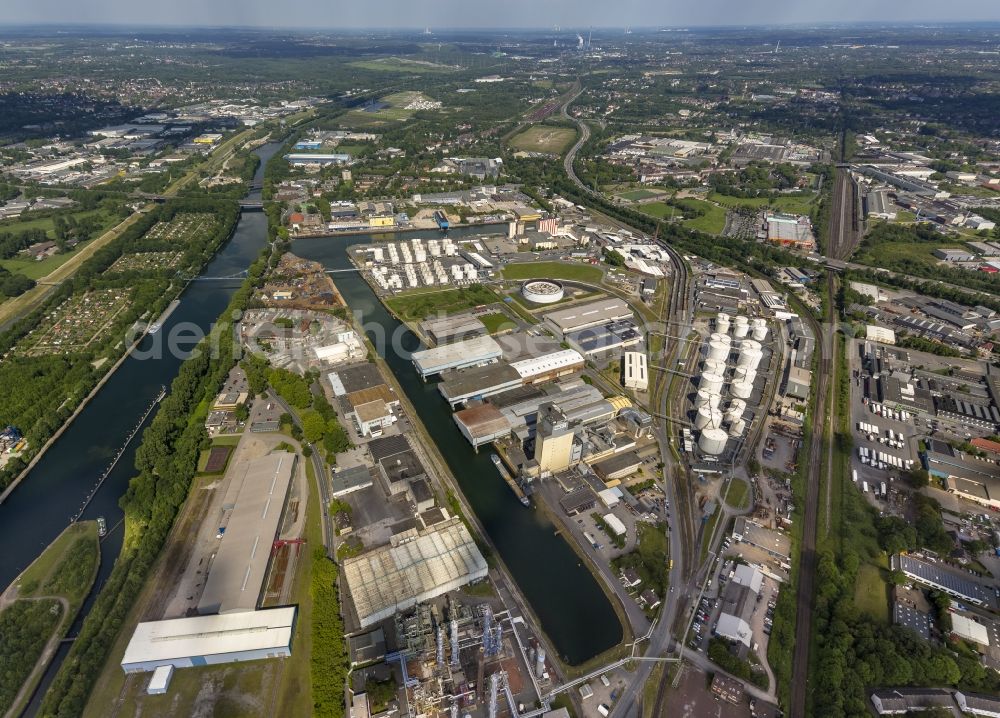 Aerial image Gelsenkirchen - Gelsenkirchen city harbor on the Rhine-Herne Canal in Gelsenkicrhen in the state of North Rhine-Westphalia