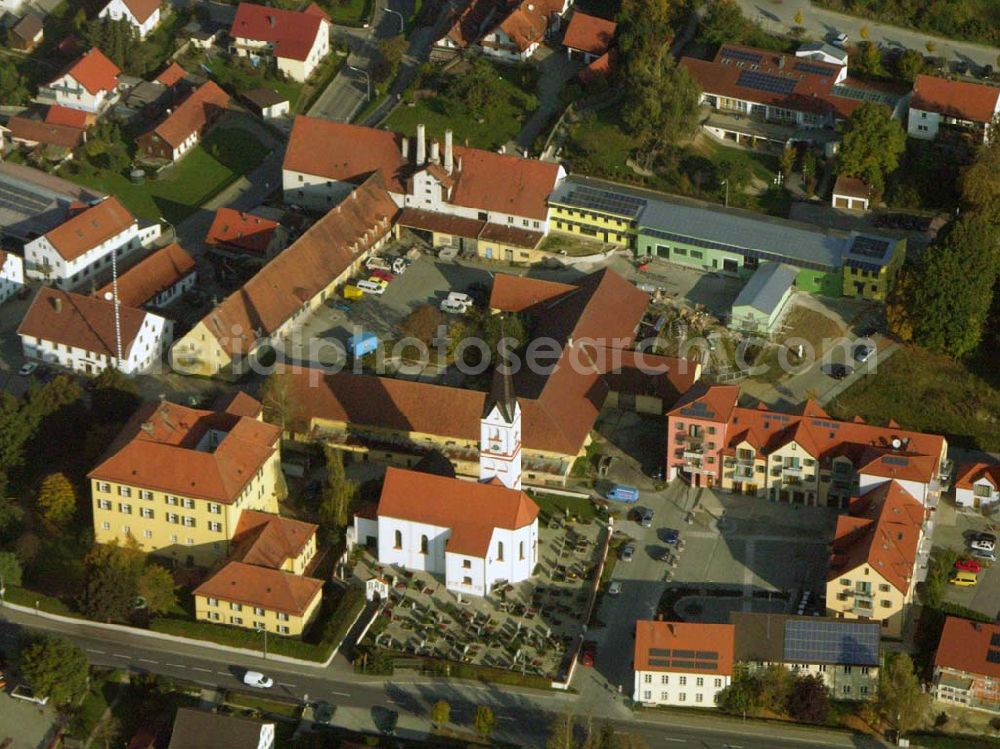 Furth from the bird's eye view: Blick auf die Gemeinde Furth im Landkreis Landshut (Regierungsbezirk Niederbayern). Das ehemalige Further Schloss ist heute ein Caritas-Seniorenheim.