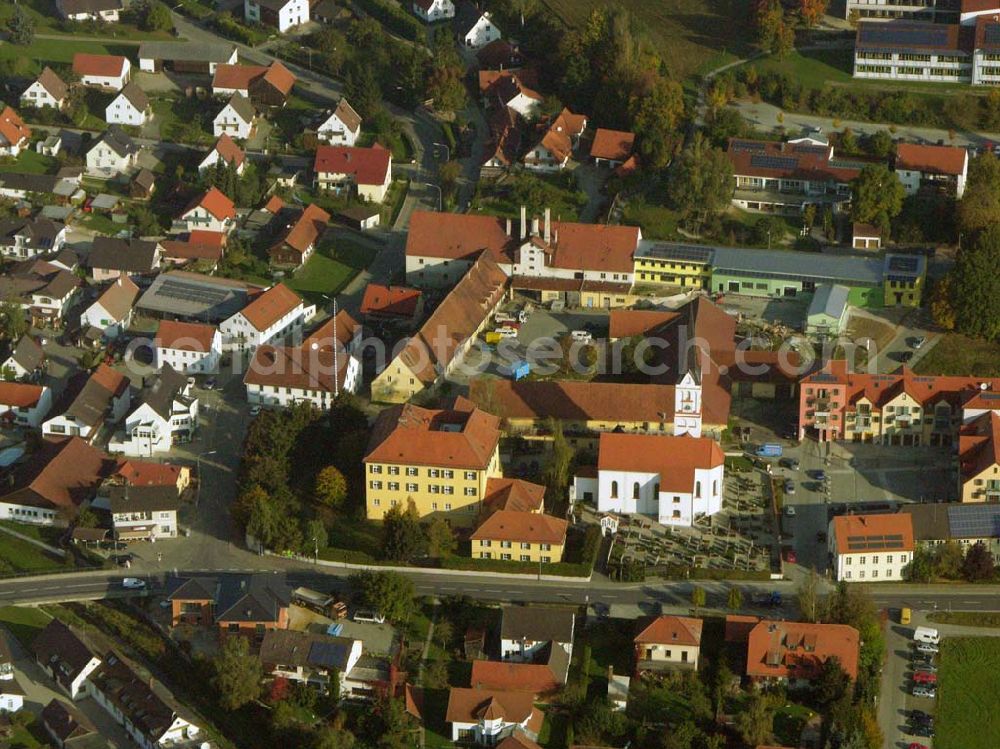 Aerial image Furth - Blick auf die Gemeinde Furth im Landkreis Landshut (Regierungsbezirk Niederbayern). Das ehemalige Further Schloss ist heute ein Caritas-Seniorenheim.