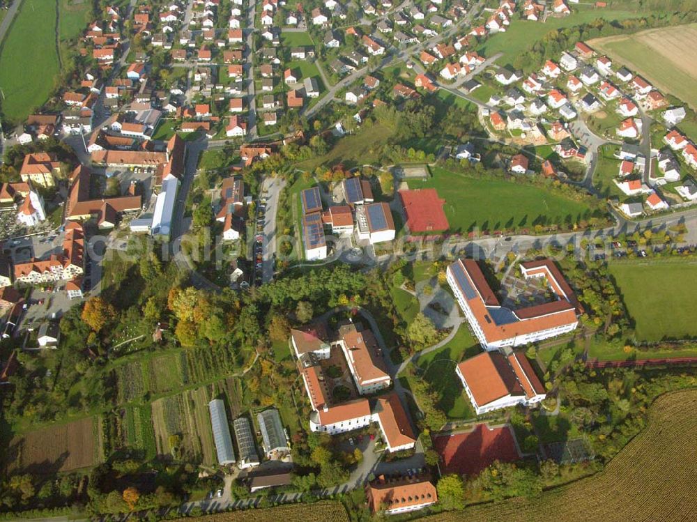 Furth from above - Blick auf die Gemeinde Furth im Landkreis Landshut (Regierungsbezirk Niederbayern). Im Zentrum befindet sich das ehemalige Further Schloss, welches heut das Caritas-Seniorenheim ist, das Maristengymnasium, Maristenkloster und die Volksschule Furth.