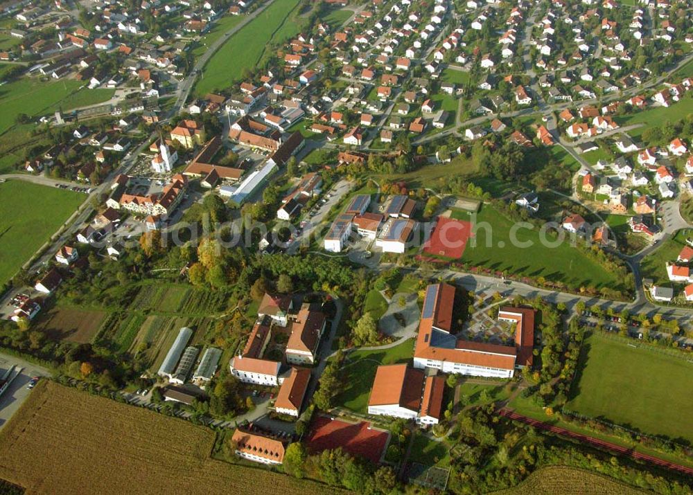 Furth from the bird's eye view: Blick auf die Gemeinde Furth im Landkreis Landshut (Regierungsbezirk Niederbayern). Im Zentrum befindet sich das ehemalige Further Schloss, welches heut das Caritas-Seniorenheim ist, das Maristengymnasium, Maristenkloster und die Volksschule Furth.