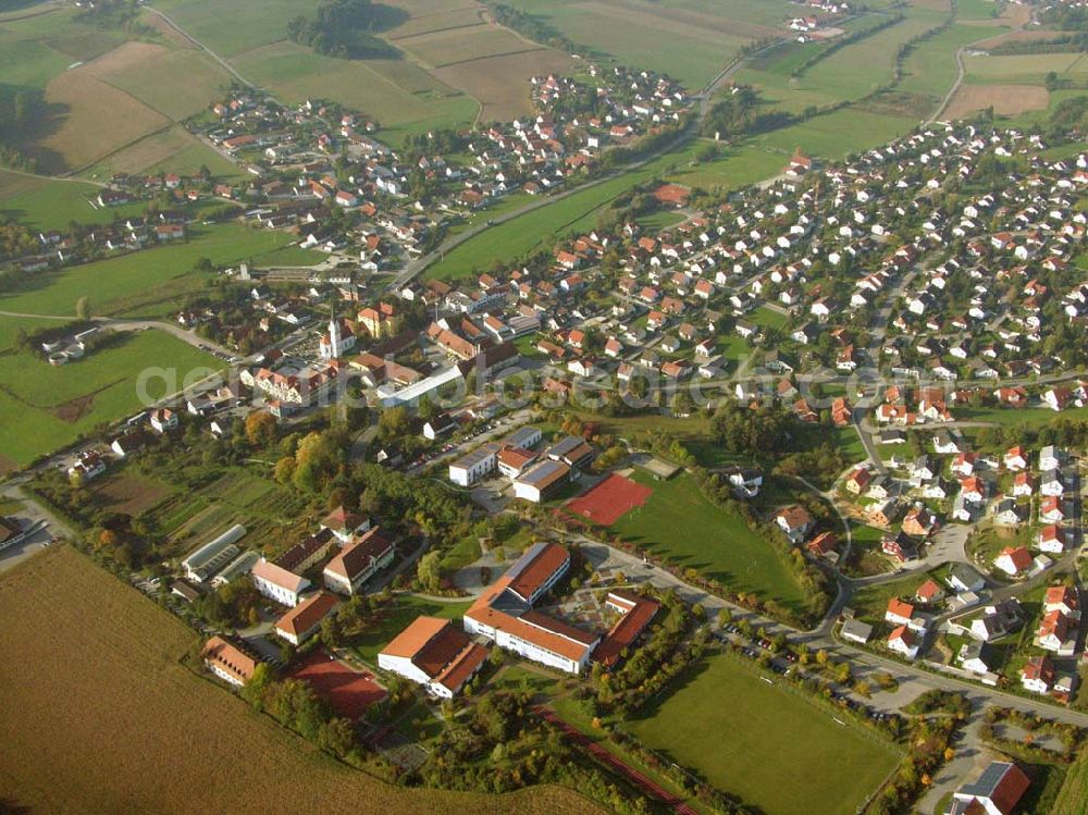 Aerial image Furth - Blick auf die Gemeinde Furth im Landkreis Landshut (Regierungsbezirk Niederbayern). Im Zentrum befindet sich das ehemalige Further Schloss, welches heut das Caritas-Seniorenheim ist, das Maristengymnasium, Maristenkloster und die Volksschule Furth.