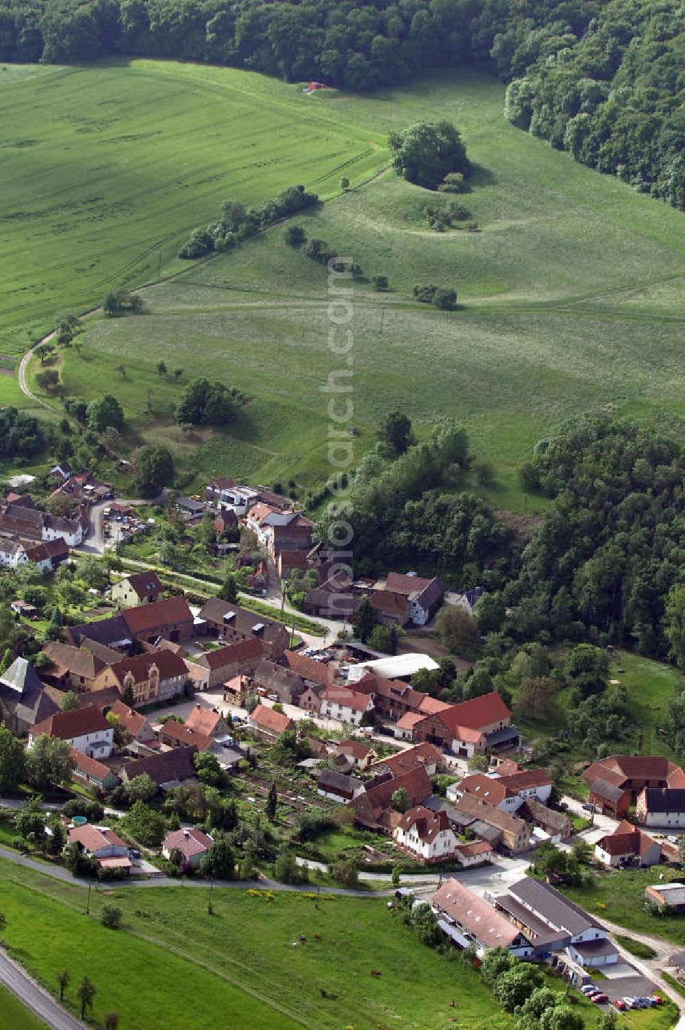 Löberschütz from the bird's eye view: Blick auf die Gemeinde Löberschütz im Gleistal. View of the town Loberschutz.