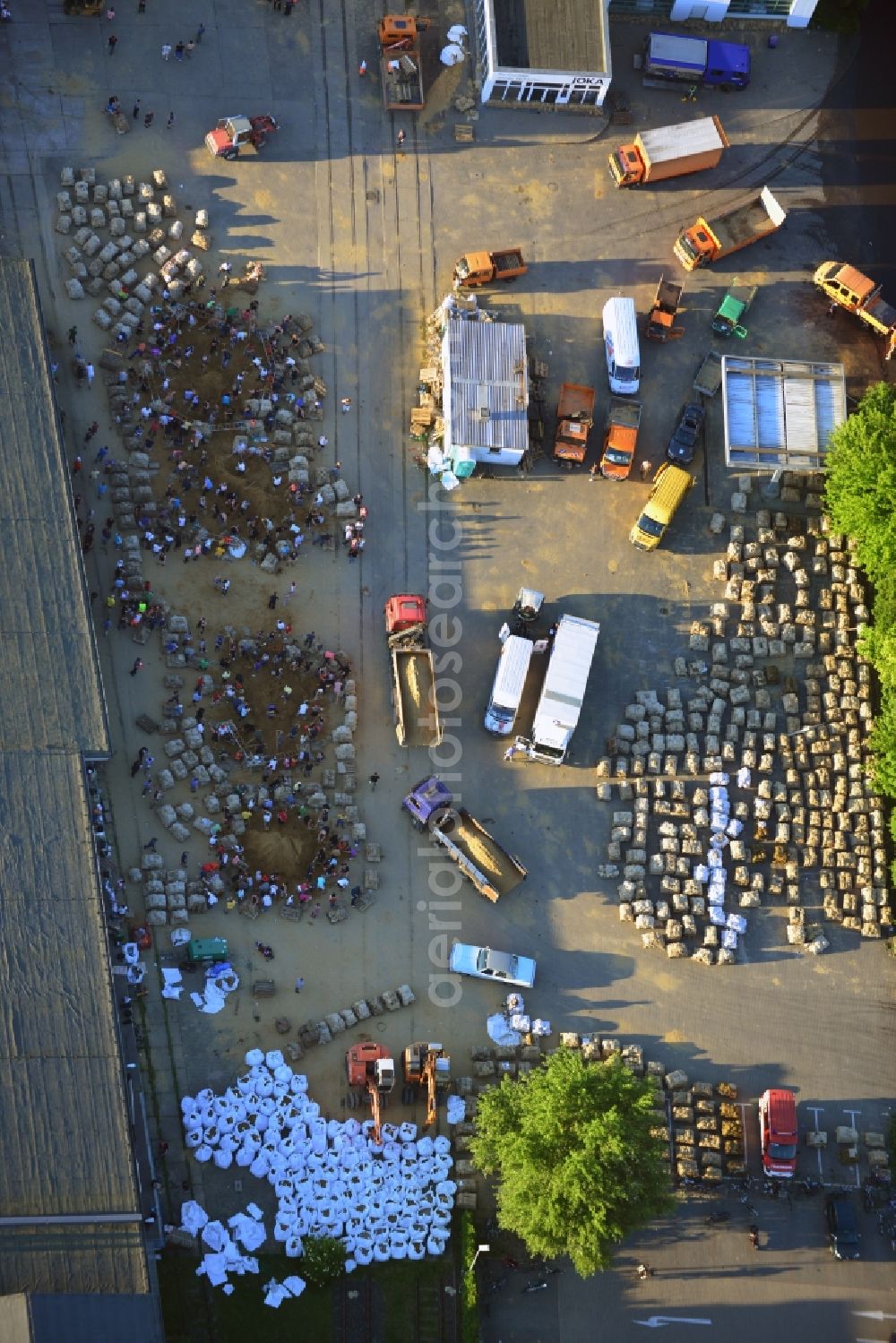 Aerial image Magdeburg - Joint filling / filling sandbags on a commercial complex at the Werner-Heisenberg-road to prepare for flood protection on the banks of the Elbe in Magdeburg in Saxony-Anhalt