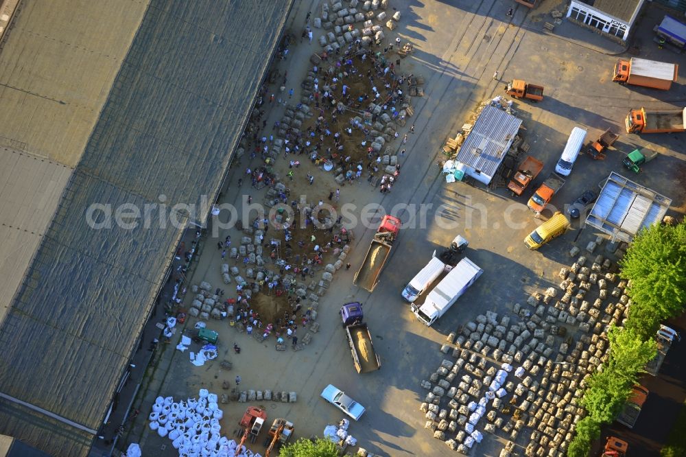 Aerial photograph Magdeburg - Joint filling / filling sandbags on a commercial complex at the Werner-Heisenberg-road to prepare for flood protection on the banks of the Elbe in Magdeburg in Saxony-Anhalt