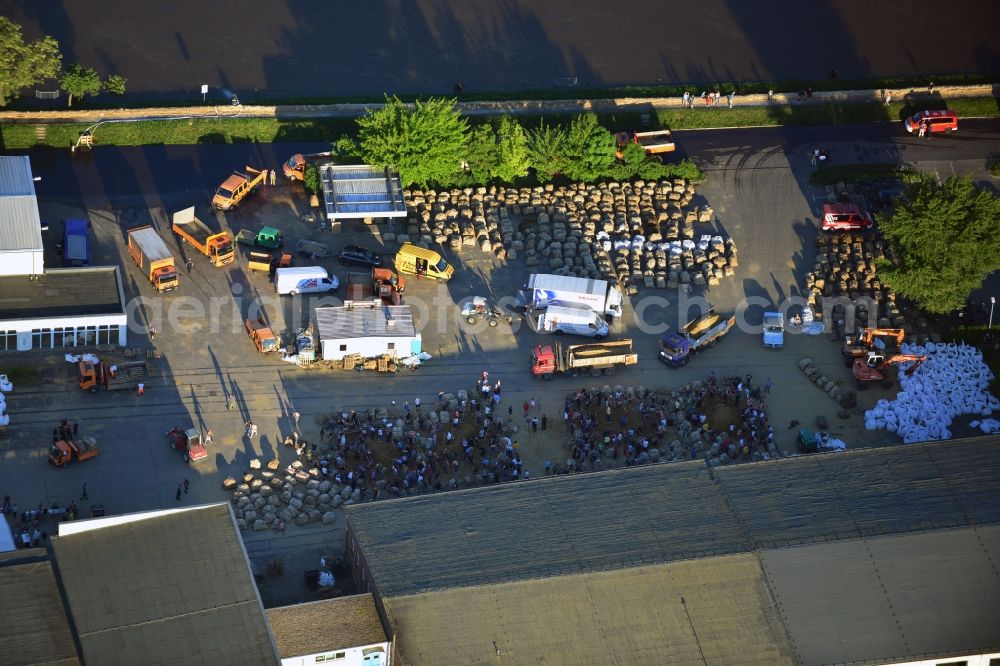 Magdeburg from the bird's eye view: Joint filling / filling sandbags on a commercial complex at the Werner-Heisenberg-road to prepare for flood protection on the banks of the Elbe in Magdeburg in Saxony-Anhalt