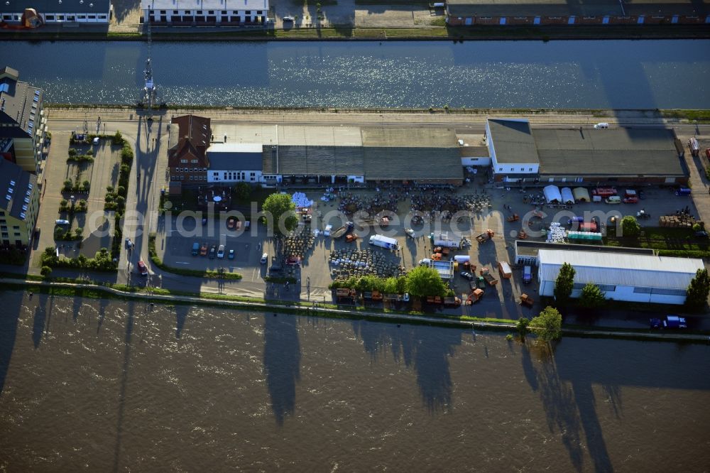 Magdeburg from the bird's eye view: Joint filling / filling sandbags on a commercial complex at the Werner-Heisenberg-road to prepare for flood protection on the banks of the Elbe in Magdeburg in Saxony-Anhalt