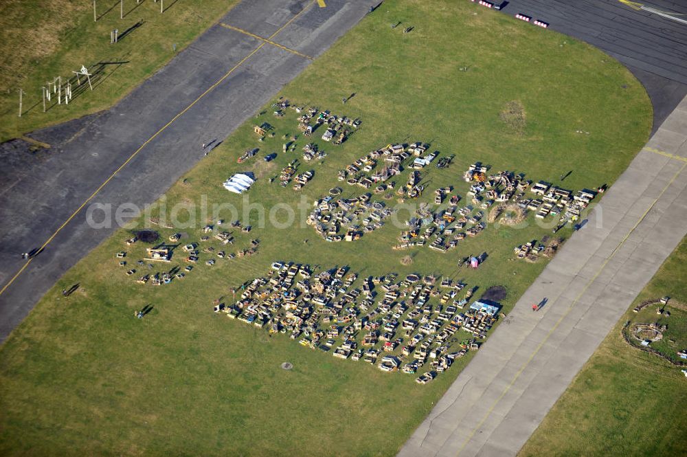 Berlin from above - Blick auf mobile urbane Gemeinschaftsgärten auf dem Gelände des ehemaligen Flughafen Tempelhof in Berlin. Die zur gemeinsamen Nutzung vorgesehenden Gärten bestehen aus mehr als 130 Hochbeeten. Sie können beliebig von jedem Interessierten bepflanzt und gepflegt werden. View of urban collective gardens at the former airport Tempelhof in Berlin. The gardens are meant to be used collaborative and consist of more than 130 raised beds which can be planted and cultivated by every interessted gardener.