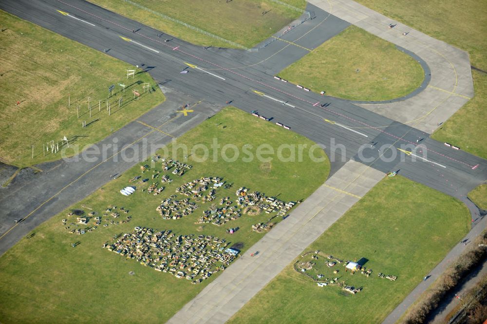 Berlin from the bird's eye view: Blick auf mobile urbane Gemeinschaftsgärten auf dem Gelände des ehemaligen Flughafen Tempelhof in Berlin. Die zur gemeinsamen Nutzung vorgesehenden Gärten bestehen aus mehr als 130 Hochbeeten. Sie können beliebig von jedem Interessierten bepflanzt und gepflegt werden. View of urban collective gardens at the former airport Tempelhof in Berlin. The gardens are meant to be used collaborative and consist of more than 130 raised beds which can be planted and cultivated by every interessted gardener.