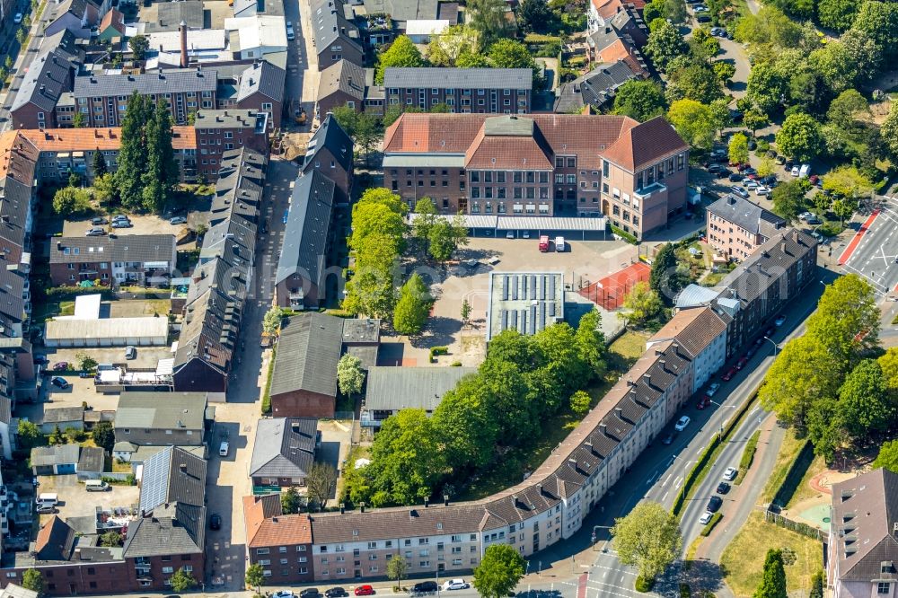 Aerial image Wesel - Schulgebaeude der Gemeinschaftsgrundschule Innenstadt an der Boehlstrasse - Neustrasse im Ortsteil Blumenkamp in Wesel im Bundesland Nordrhein-Westfalen, Deutschland