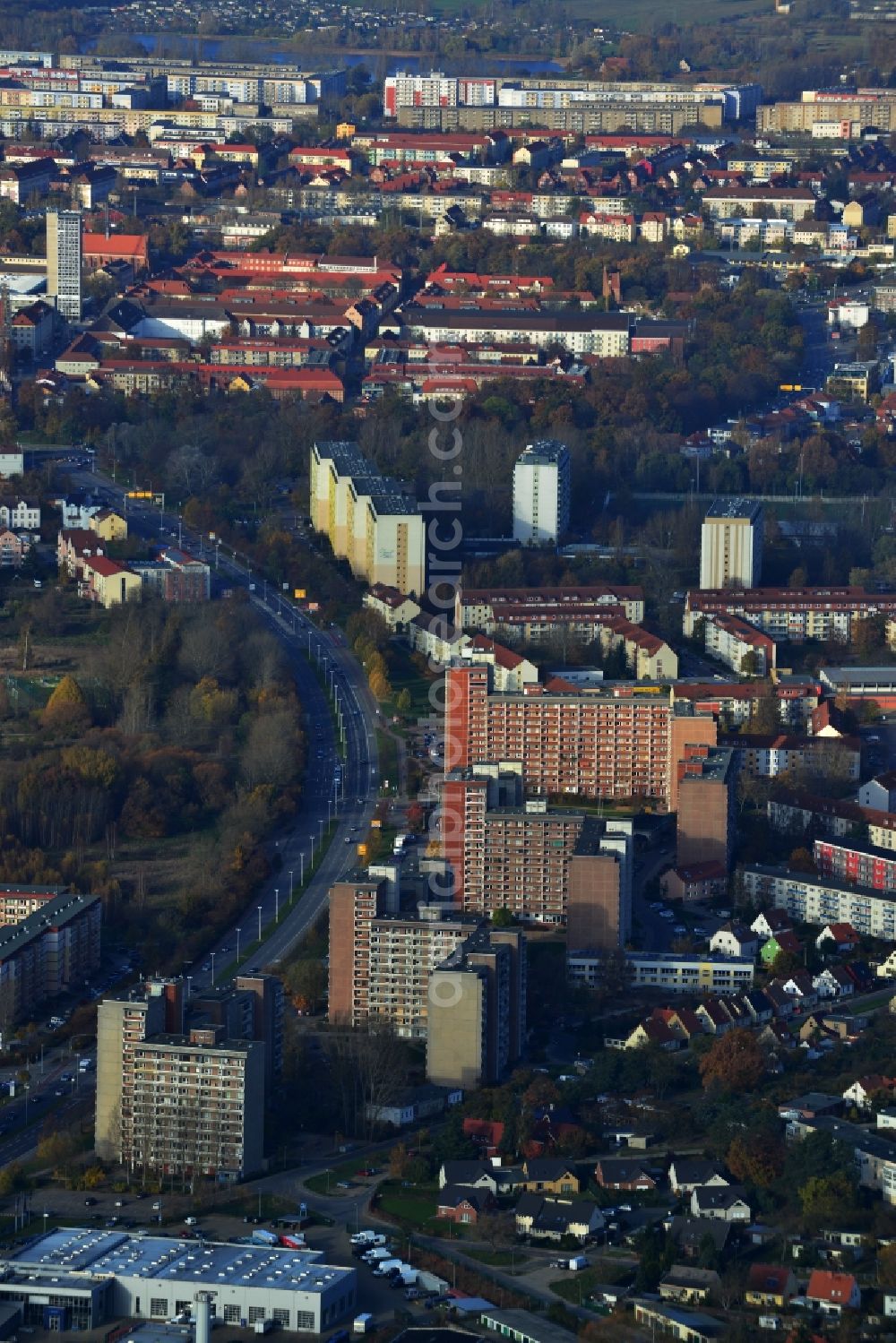 Aerial photograph Neubrandenburg - Mixed residential area with prefabricated, apartment buildings and single-family houses along the Neustrelitzer Straße in Neubrandenburg in Mecklenburg-Vorpommern